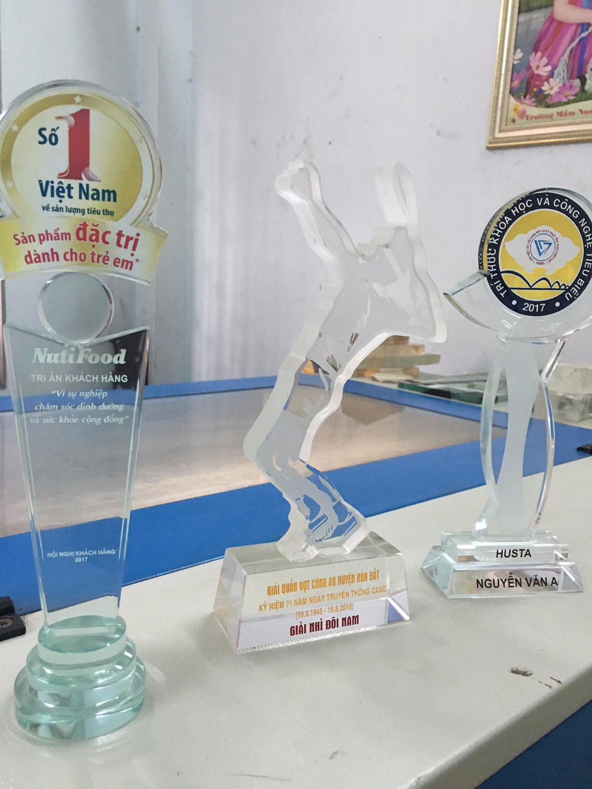 Phân biệt chất liệu kỷ niệm chương